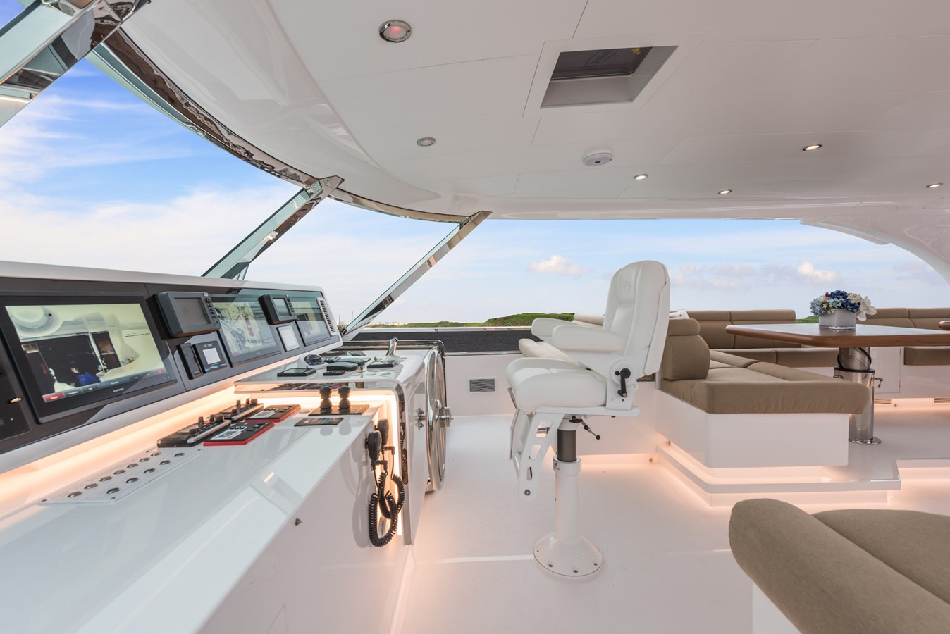 https://arconyachts.ams3.digitaloceanspaces.com/74480/conversions/large_3866342-optimize.jpg