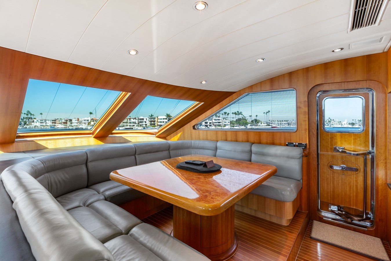 https://arconyachts.ams3.digitaloceanspaces.com/74549/conversions/large_4843505-optimize.jpg
