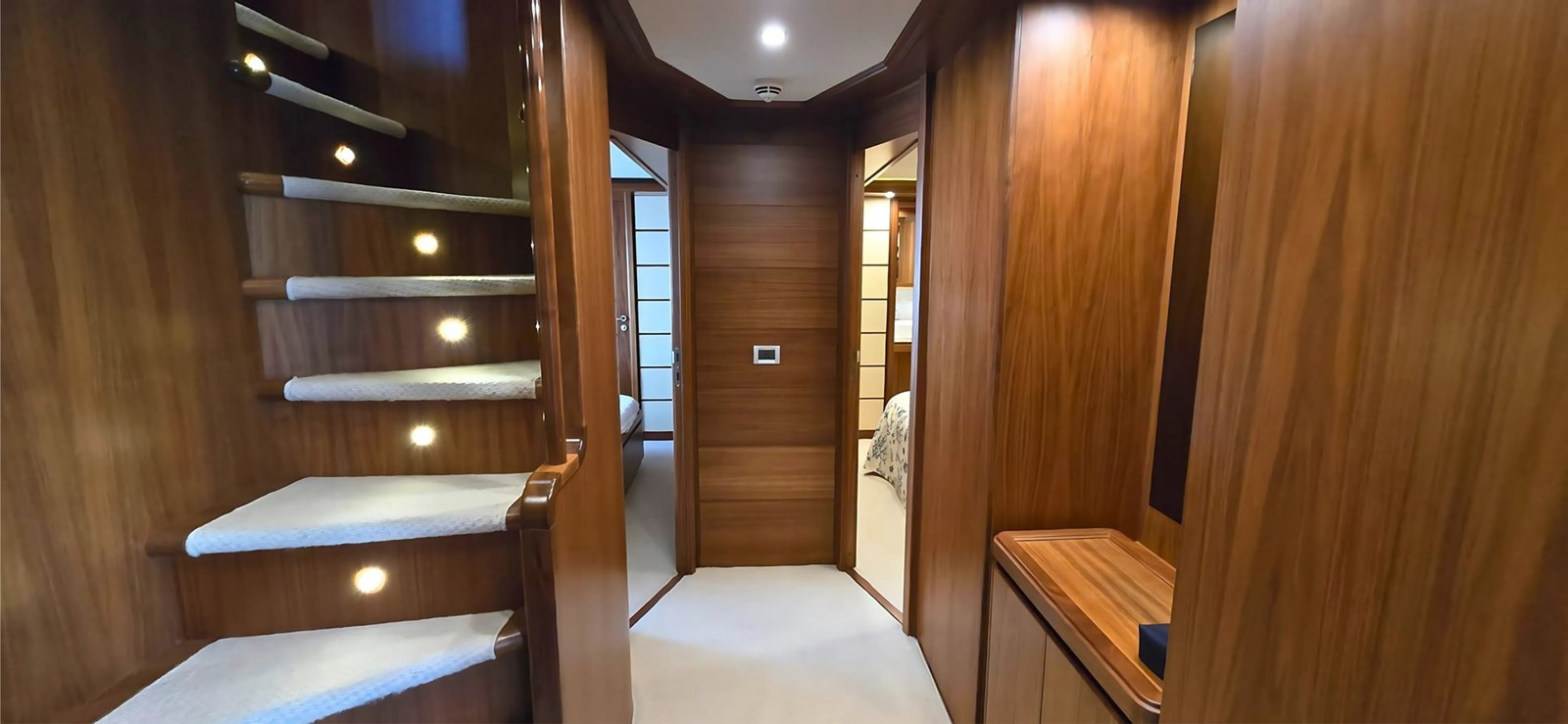 https://arconyachts.ams3.digitaloceanspaces.com/74668/conversions/large_4772807-optimize.jpg