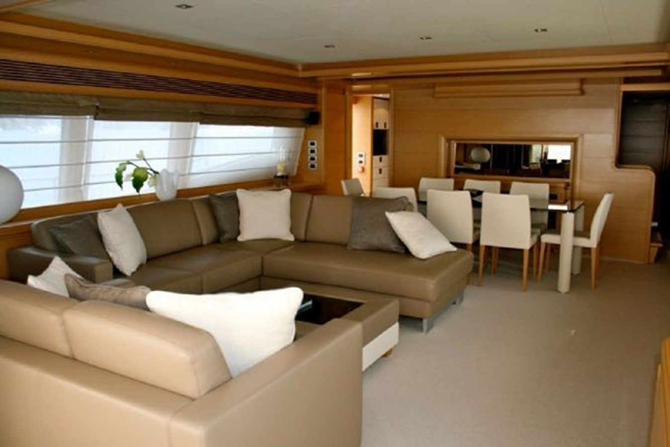 https://arconyachts.ams3.digitaloceanspaces.com/74726/conversions/large_1993340-optimize.jpg