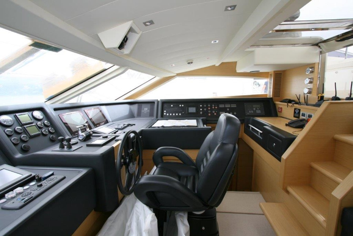 https://arconyachts.ams3.digitaloceanspaces.com/74739/conversions/large_1993345-optimize.jpg