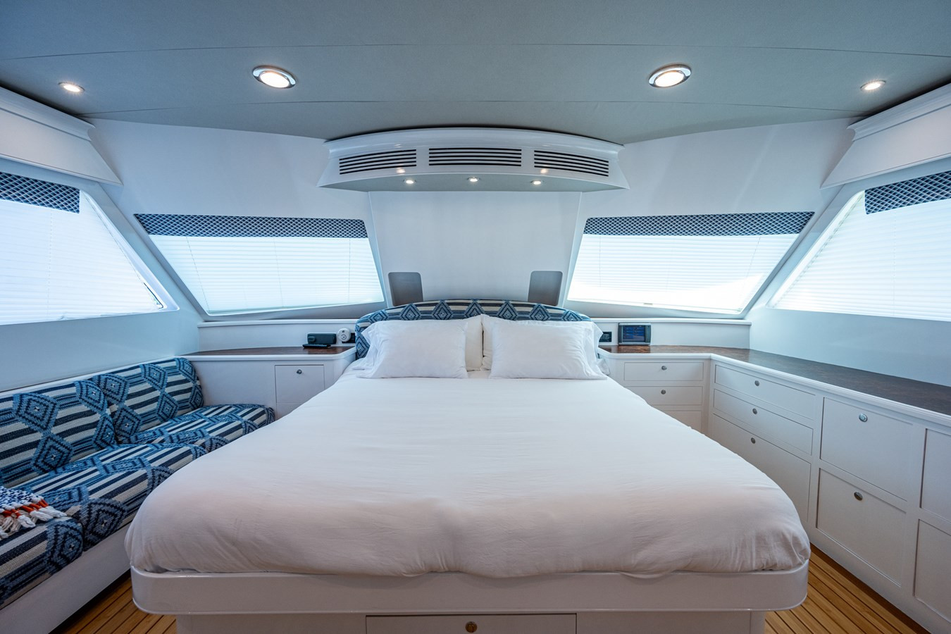 https://arconyachts.ams3.digitaloceanspaces.com/74825/conversions/large_4145709-optimize.jpg