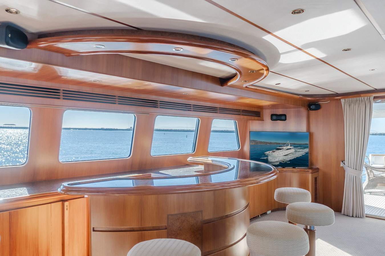 https://arconyachts.ams3.digitaloceanspaces.com/75030/conversions/large_4829369-optimize.jpg