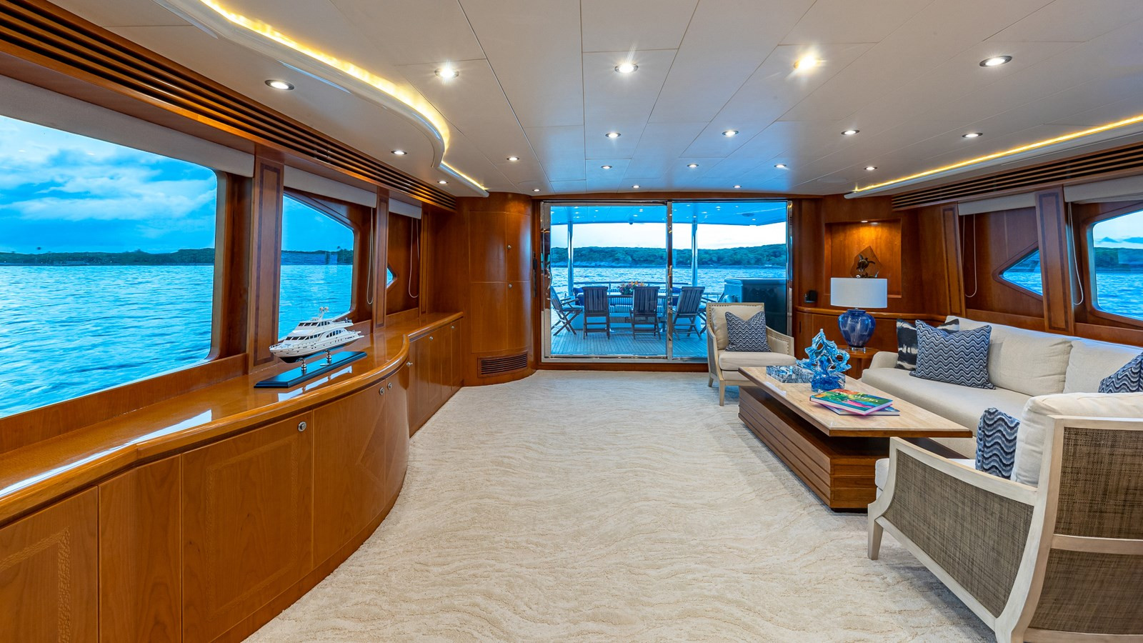 https://arconyachts.ams3.digitaloceanspaces.com/75052/conversions/large_4747944-optimize.jpg