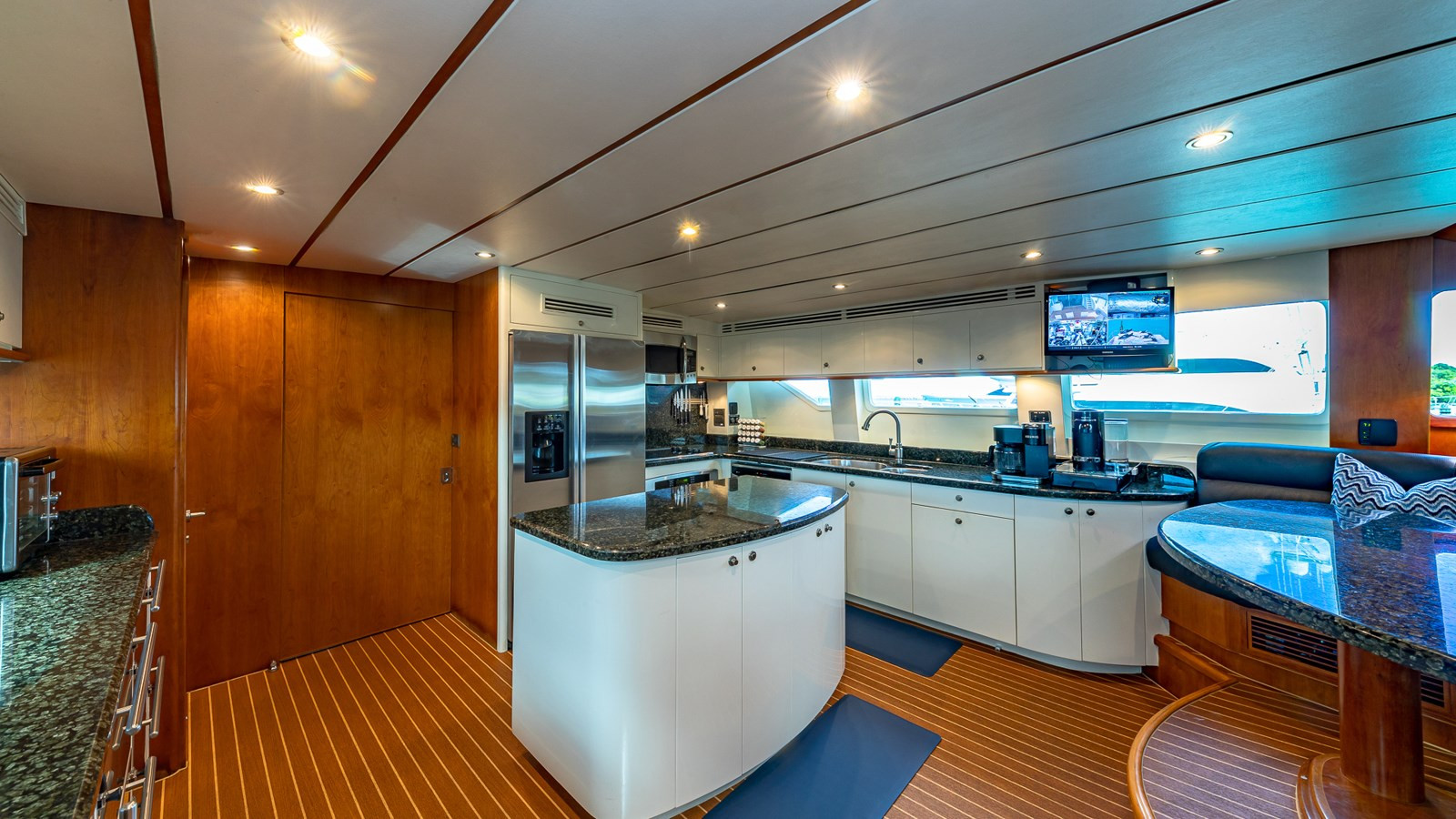 https://arconyachts.ams3.digitaloceanspaces.com/75068/conversions/large_4747950-optimize.jpg