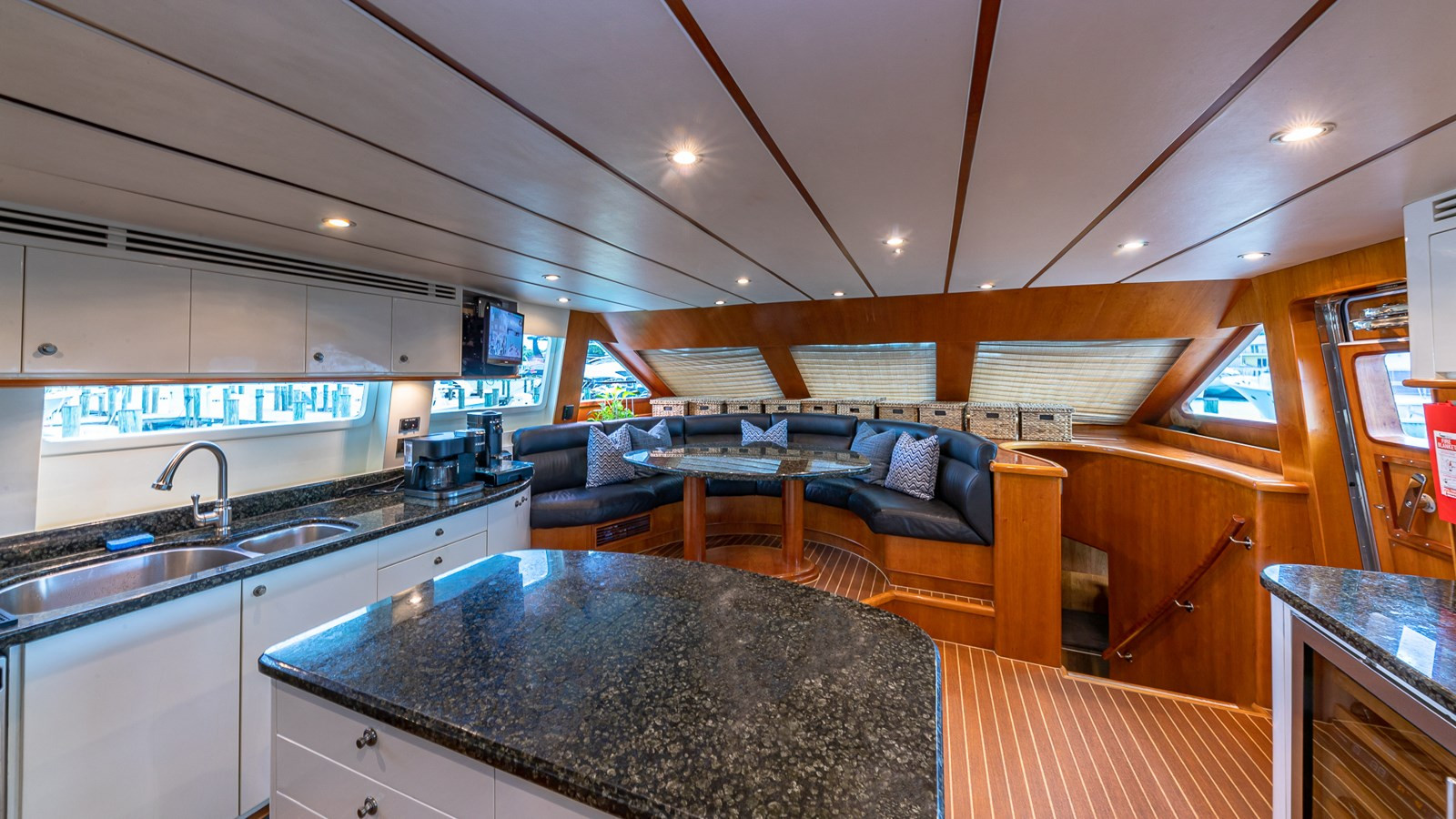 https://arconyachts.ams3.digitaloceanspaces.com/75075/conversions/large_4747952-optimize.jpg