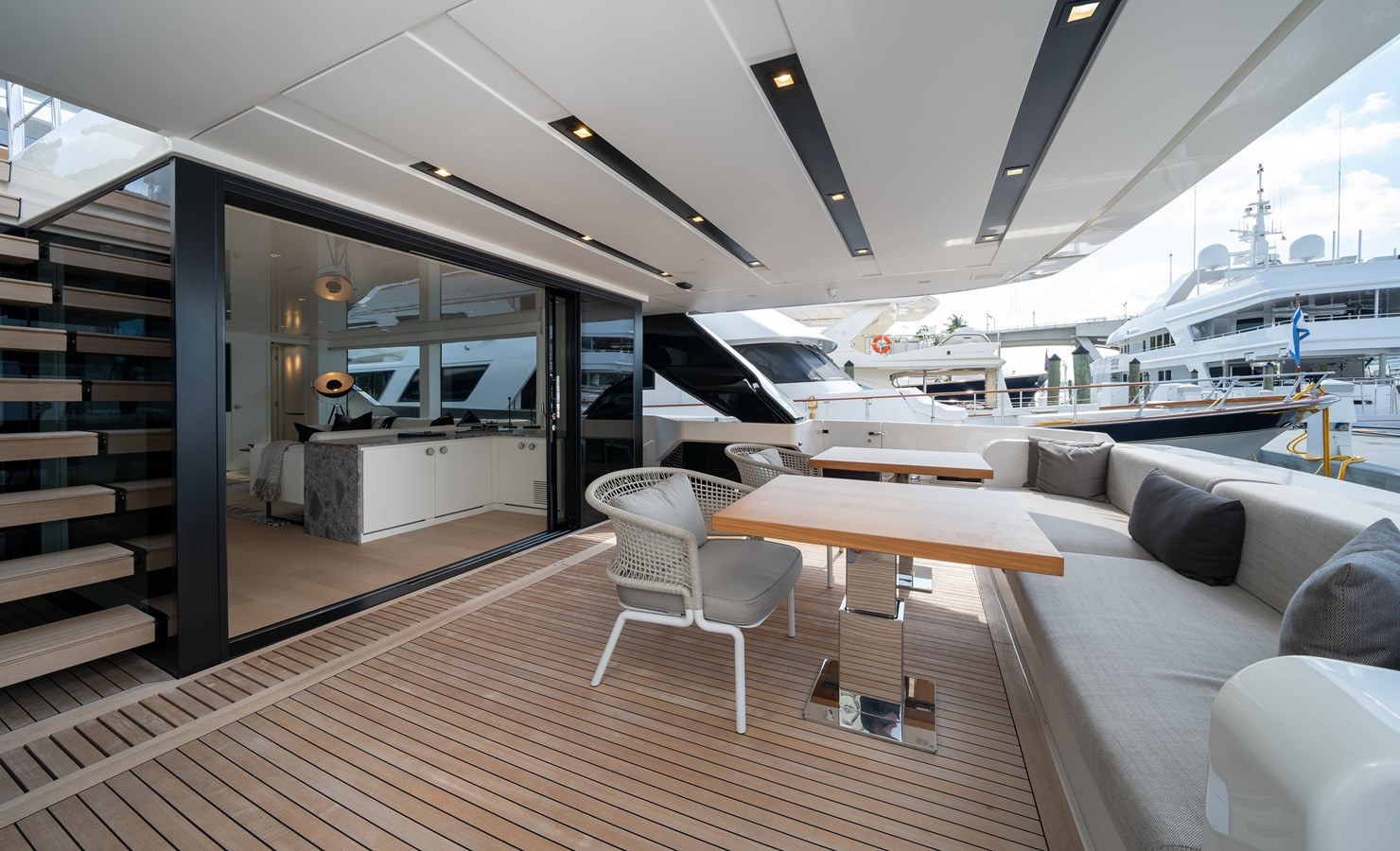 https://arconyachts.ams3.digitaloceanspaces.com/75088/conversions/large_3858099-optimize.jpg