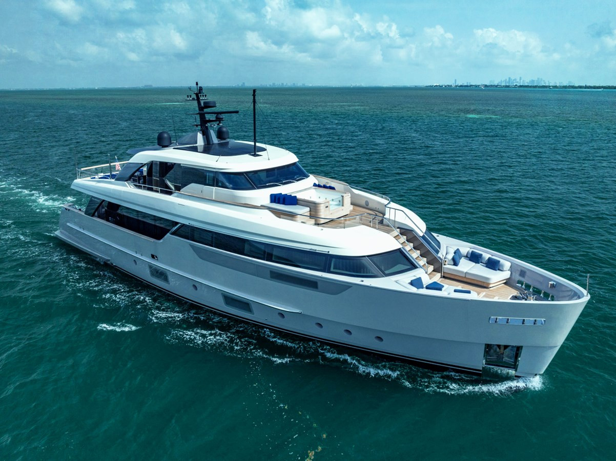 https://arconyachts.ams3.digitaloceanspaces.com/75307/conversions/large_4708576-optimize.jpg