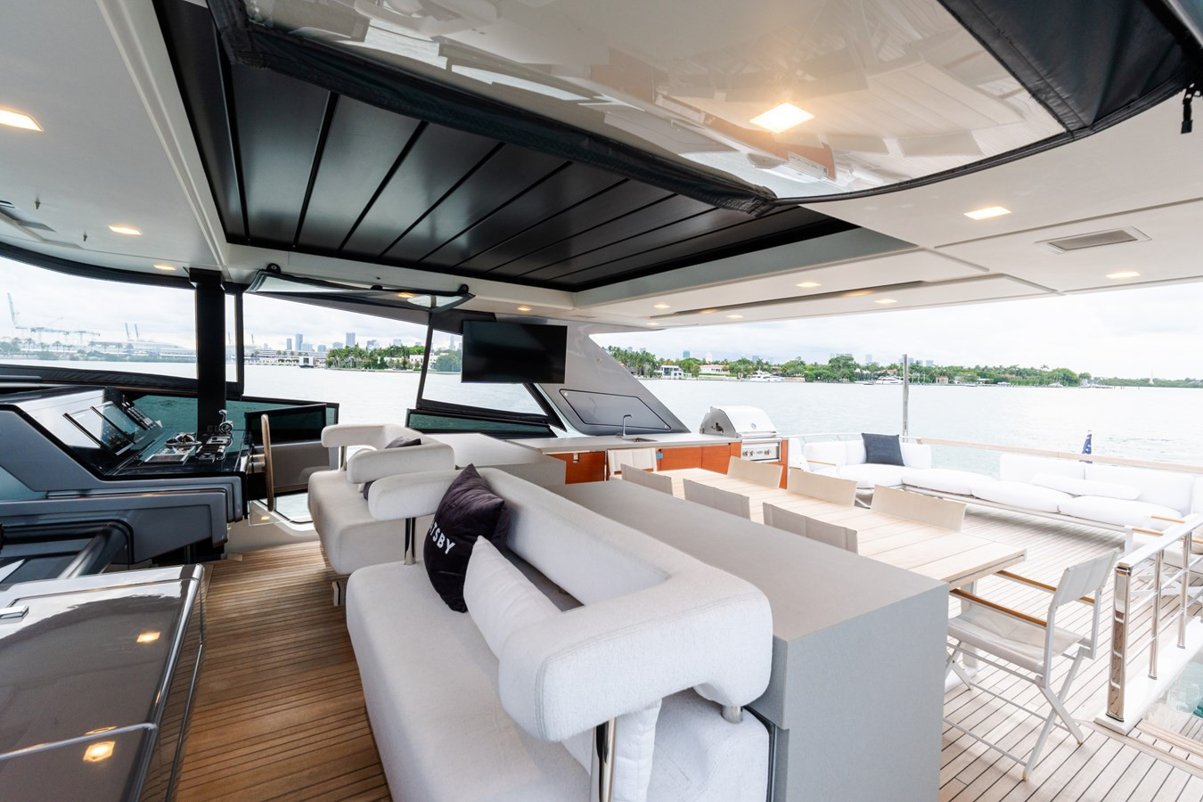 https://arconyachts.ams3.digitaloceanspaces.com/75322/conversions/large_4741187-optimize.jpg