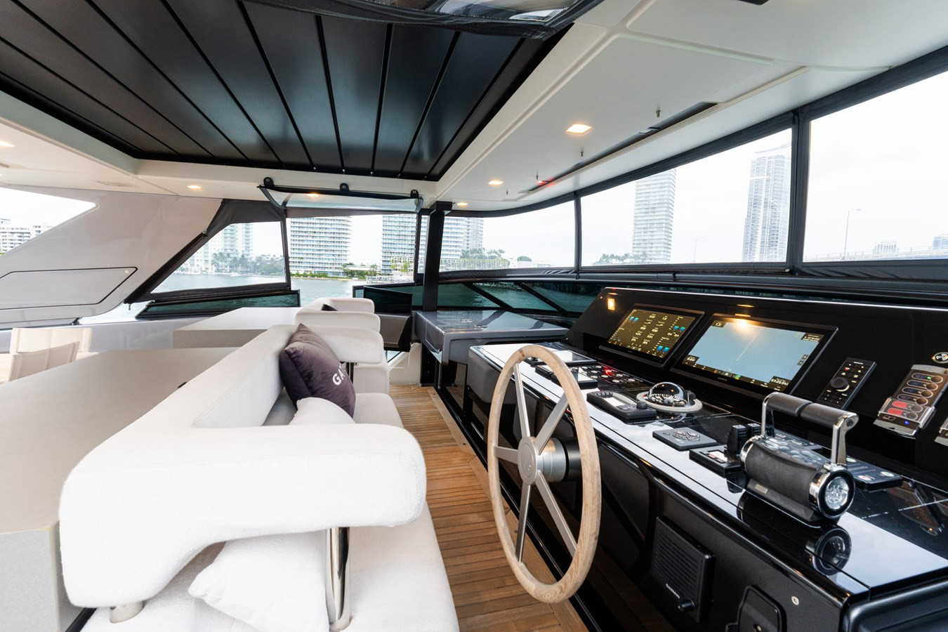 https://arconyachts.ams3.digitaloceanspaces.com/75326/conversions/large_4741188-optimize.jpg