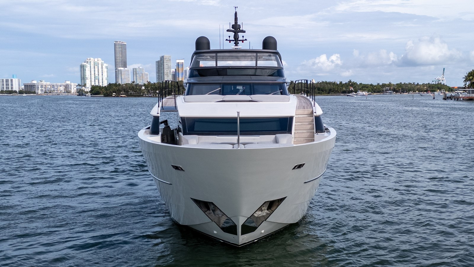 https://arconyachts.ams3.digitaloceanspaces.com/75347/conversions/large_4741195-optimize.jpg