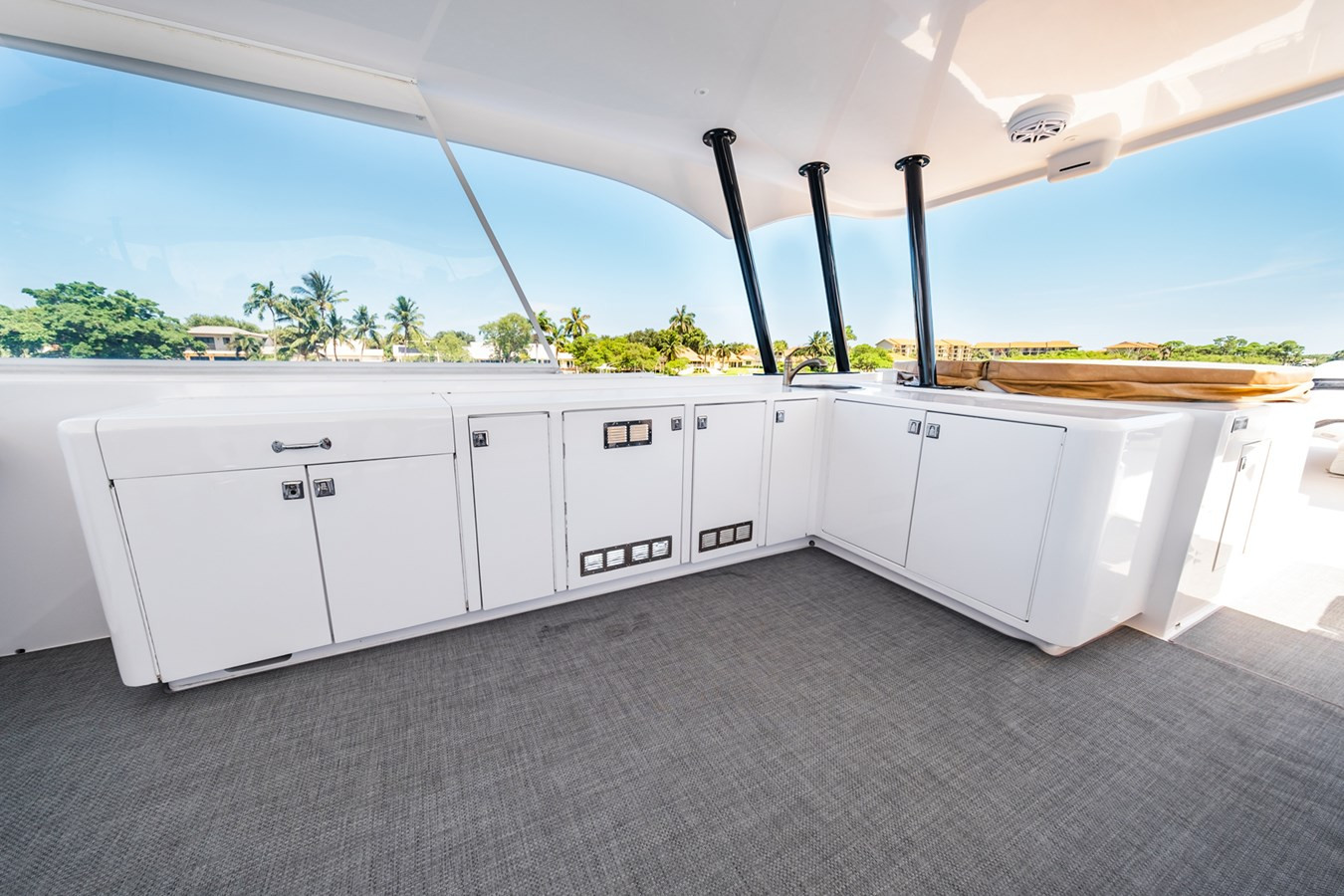 https://arconyachts.ams3.digitaloceanspaces.com/75478/conversions/large_4757368-optimize.jpg