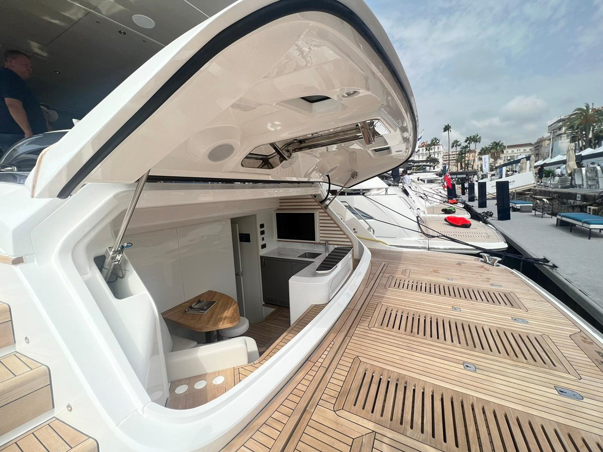 https://arconyachts.ams3.digitaloceanspaces.com/75675/conversions/large_4667971-optimize.jpg