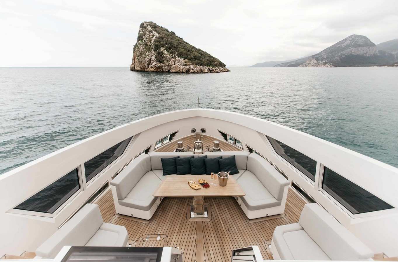 https://arconyachts.ams3.digitaloceanspaces.com/75956/conversions/large_4849193-optimize.jpg