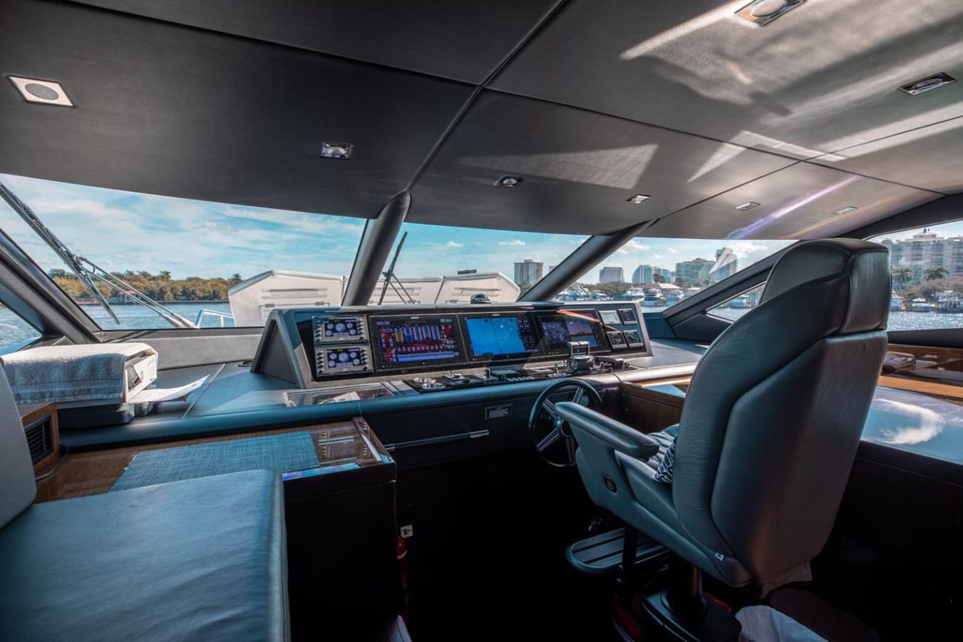 https://arconyachts.ams3.digitaloceanspaces.com/76213/conversions/large_4769787-optimize.jpg