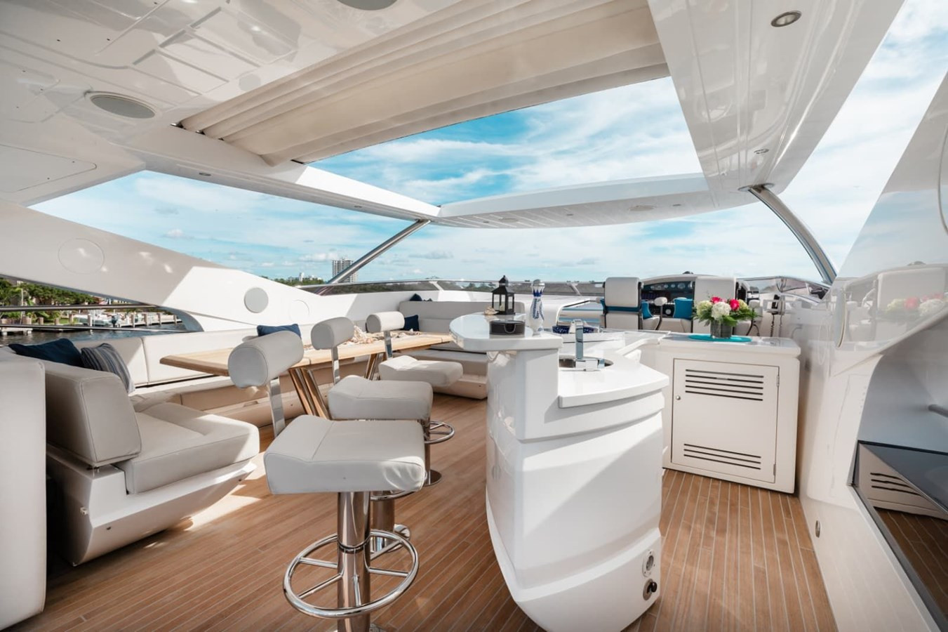 https://arconyachts.ams3.digitaloceanspaces.com/76289/conversions/large_4769788-optimize.jpg