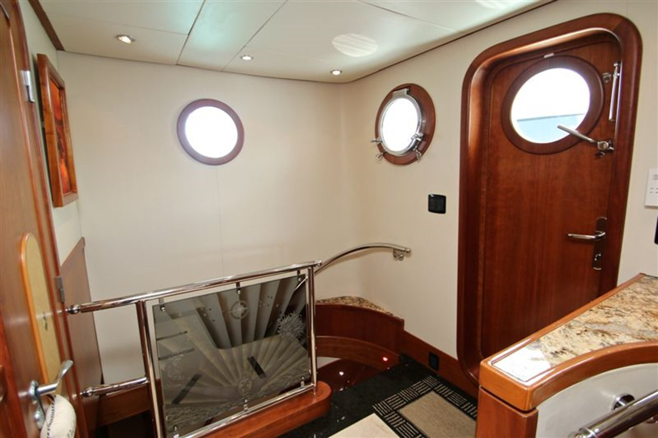 https://arconyachts.ams3.digitaloceanspaces.com/76318/conversions/large_1061750-optimize.jpg