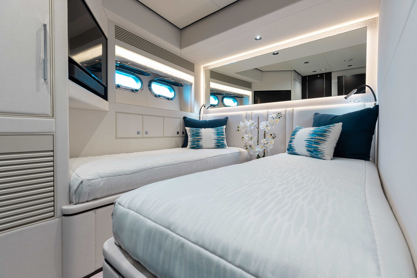 https://arconyachts.ams3.digitaloceanspaces.com/76388/conversions/large_4119130-optimize.jpg