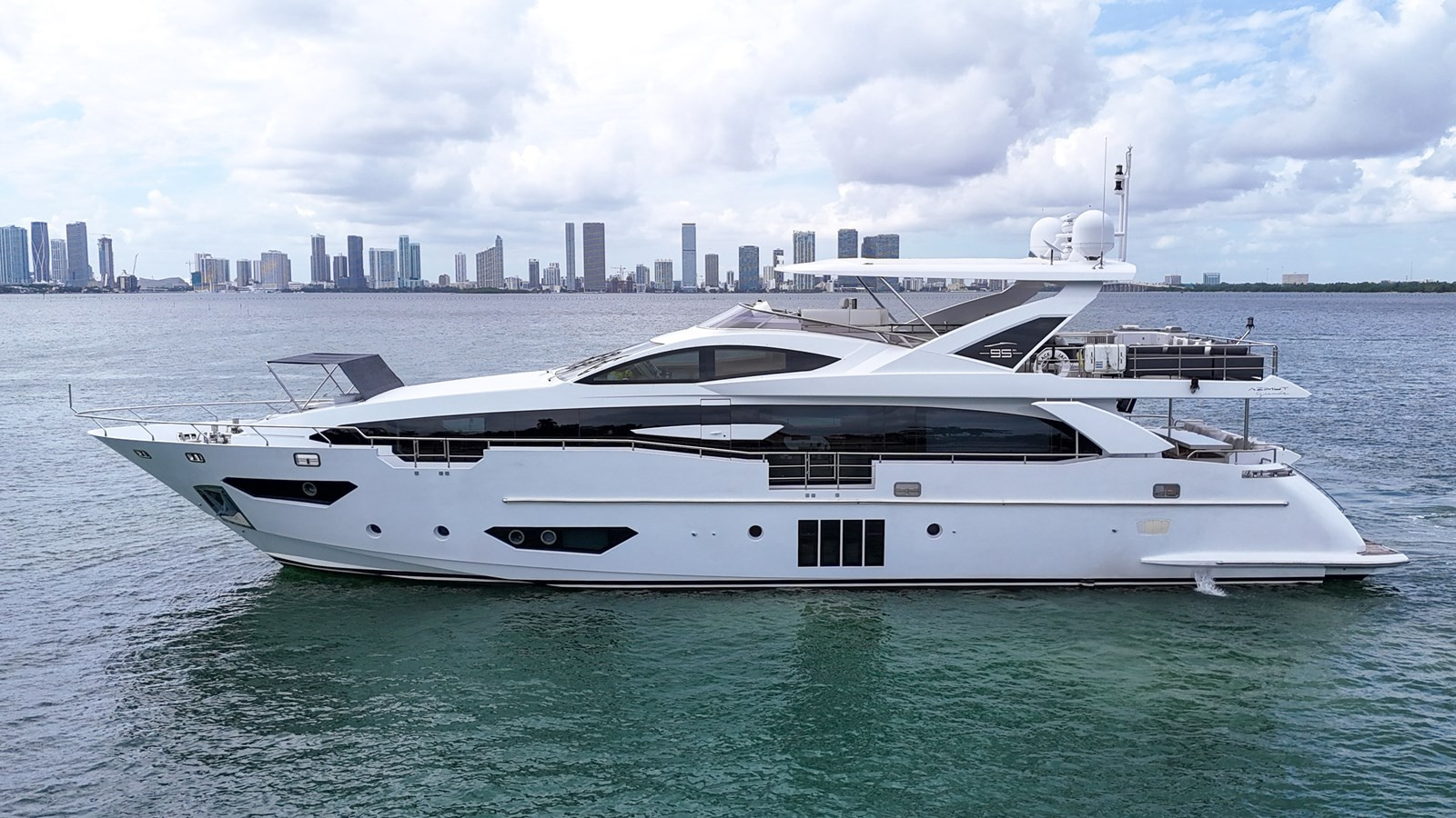 https://arconyachts.ams3.digitaloceanspaces.com/76396/conversions/large_4426204-optimize.jpg