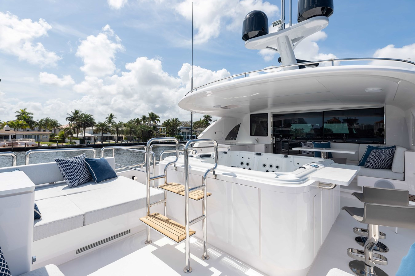 https://arconyachts.ams3.digitaloceanspaces.com/76399/conversions/large_4119143-optimize.jpg