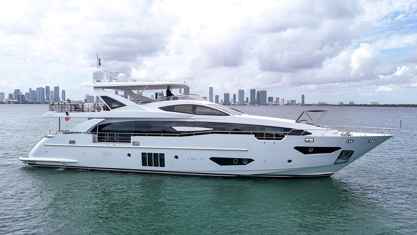 https://arconyachts.ams3.digitaloceanspaces.com/76402/conversions/large_4426543-optimize.jpg