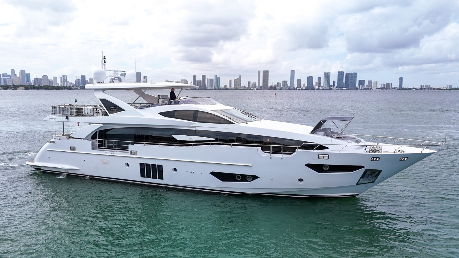 https://arconyachts.ams3.digitaloceanspaces.com/76408/conversions/large_4426545-optimize.jpg