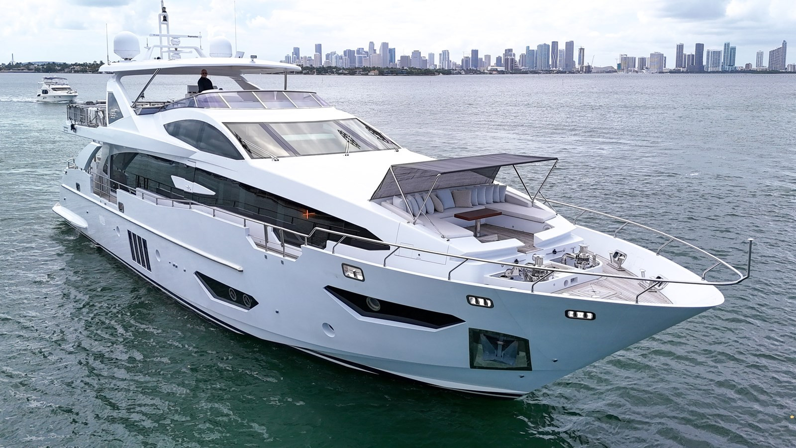 https://arconyachts.ams3.digitaloceanspaces.com/76412/conversions/large_4426547-optimize.jpg