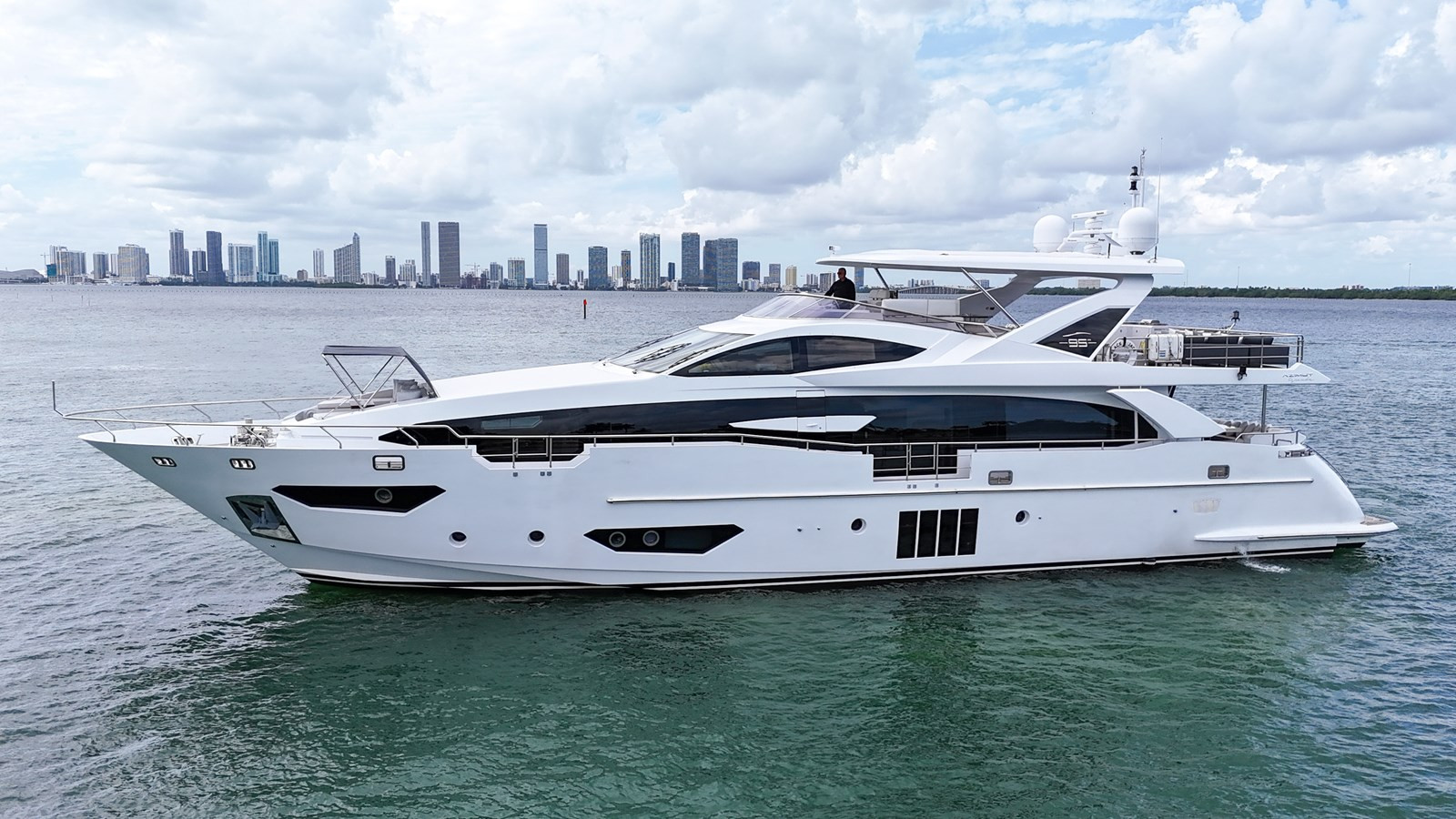 https://arconyachts.ams3.digitaloceanspaces.com/76425/conversions/large_4426551-optimize.jpg