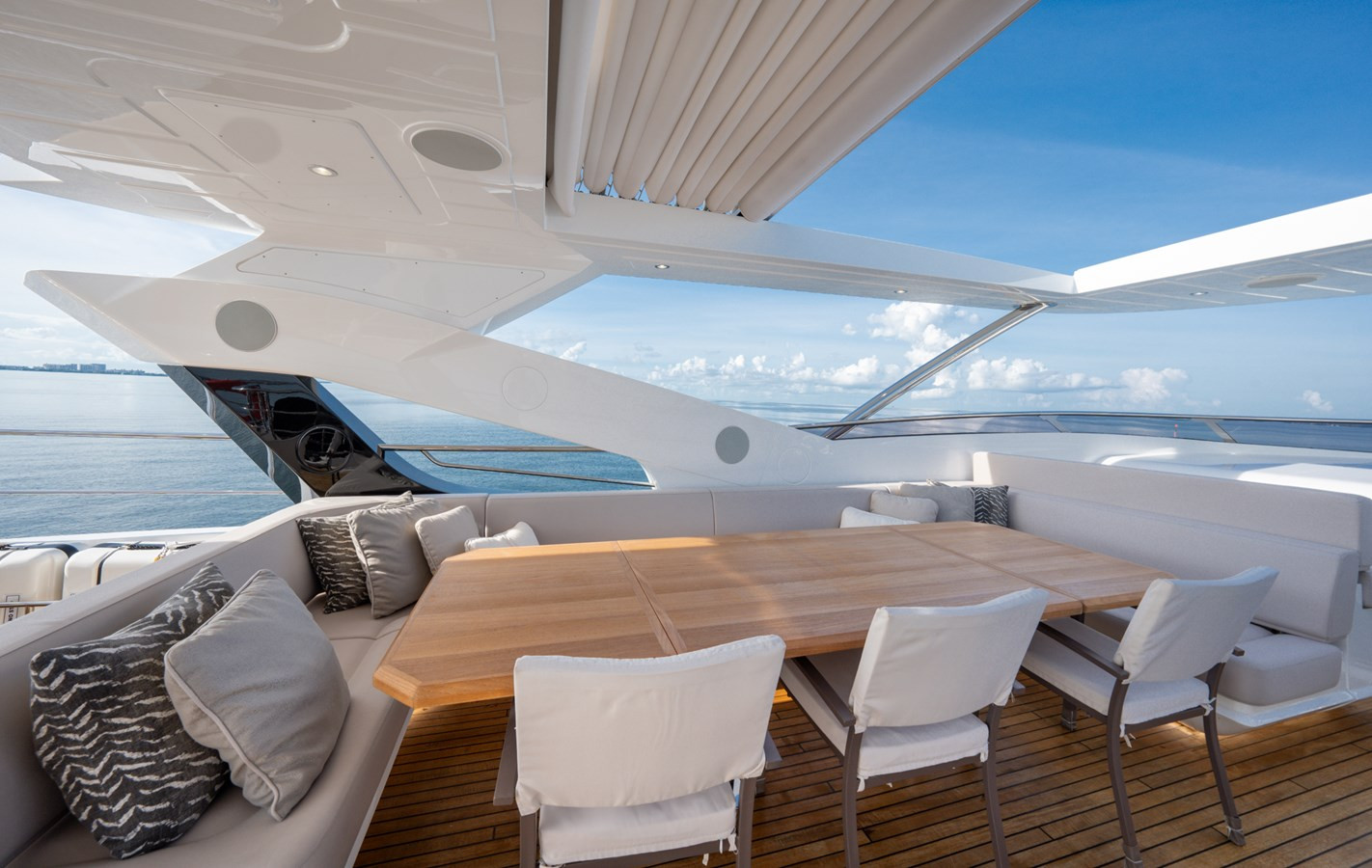 https://arconyachts.ams3.digitaloceanspaces.com/76672/conversions/large_3898346-optimize.jpg