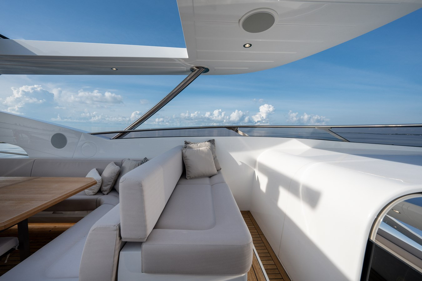 https://arconyachts.ams3.digitaloceanspaces.com/76686/conversions/large_3898351-optimize.jpg