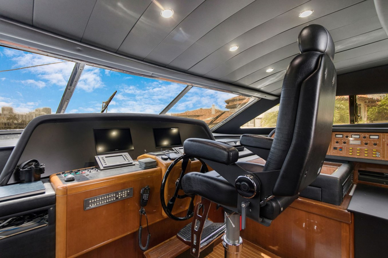 https://arconyachts.ams3.digitaloceanspaces.com/76941/conversions/large_3645652-optimize.jpg