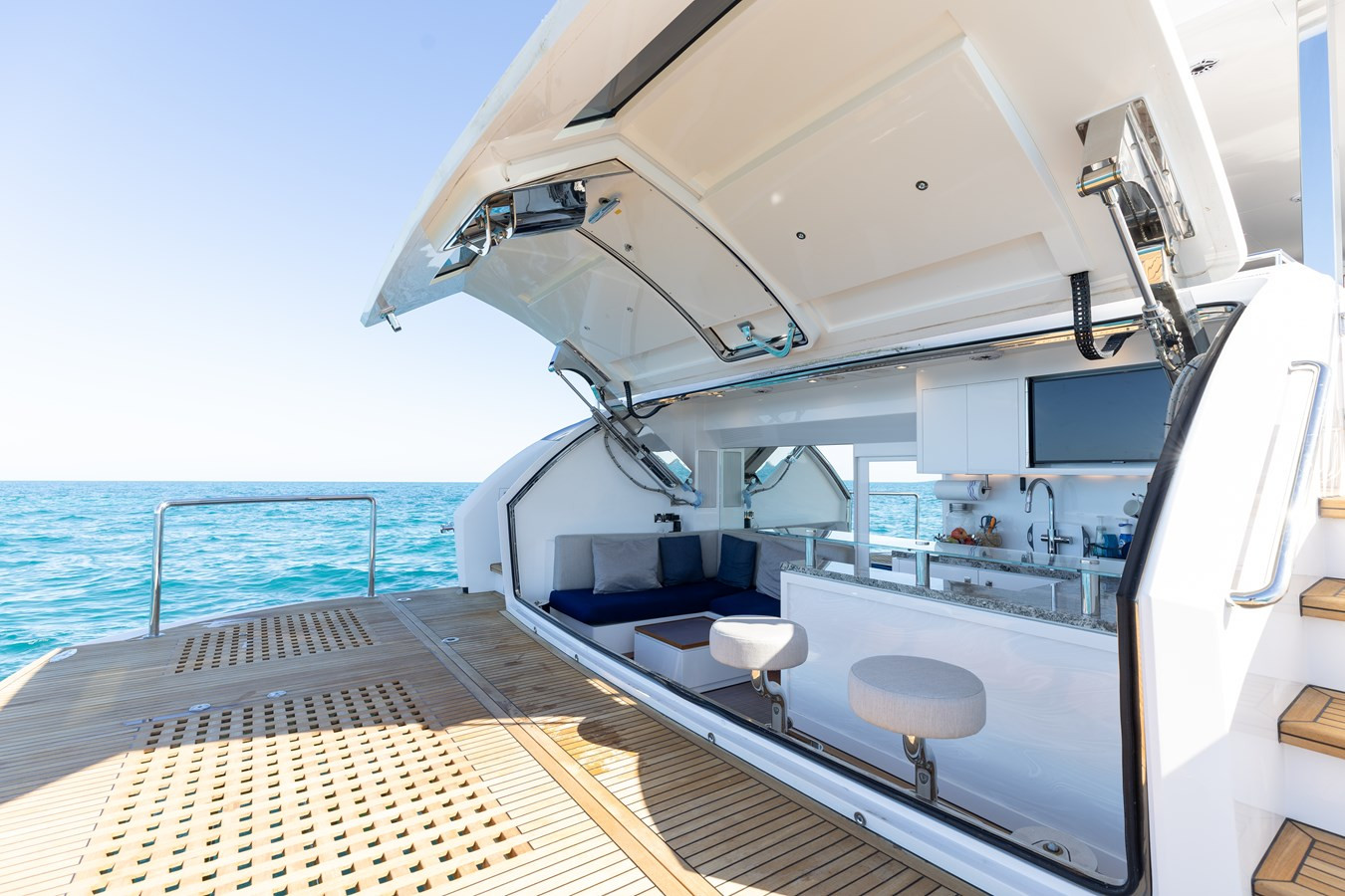 https://arconyachts.ams3.digitaloceanspaces.com/76942/conversions/large_4592039-optimize.jpg