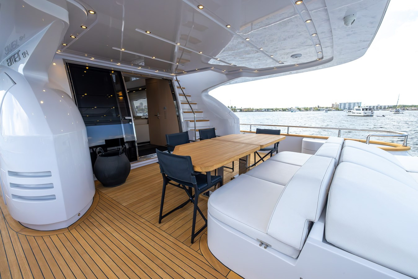 https://arconyachts.ams3.digitaloceanspaces.com/76943/conversions/large_4628858-optimize.jpg