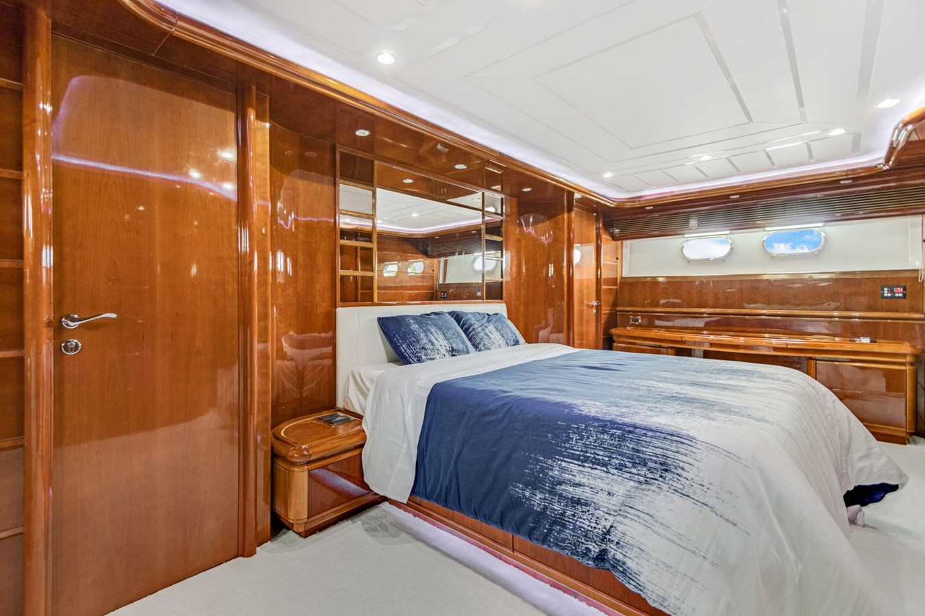 https://arconyachts.ams3.digitaloceanspaces.com/76960/conversions/large_3645659-optimize.jpg