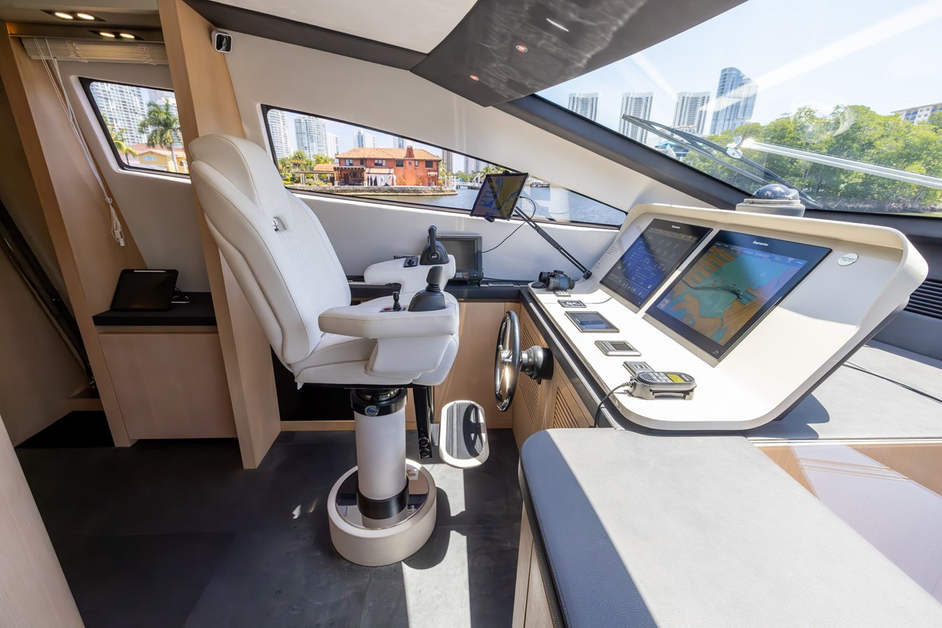 https://arconyachts.ams3.digitaloceanspaces.com/76990/conversions/large_4628893-optimize.jpg