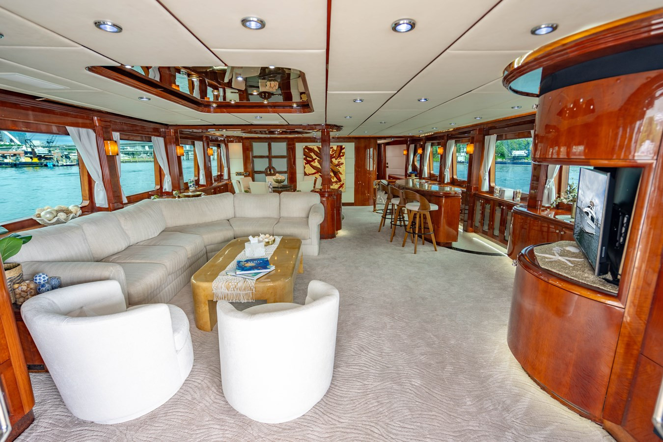https://arconyachts.ams3.digitaloceanspaces.com/77002/conversions/large_4845275-optimize.jpg