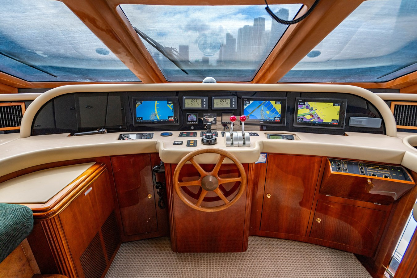 https://arconyachts.ams3.digitaloceanspaces.com/77019/conversions/large_4845445-optimize.jpg