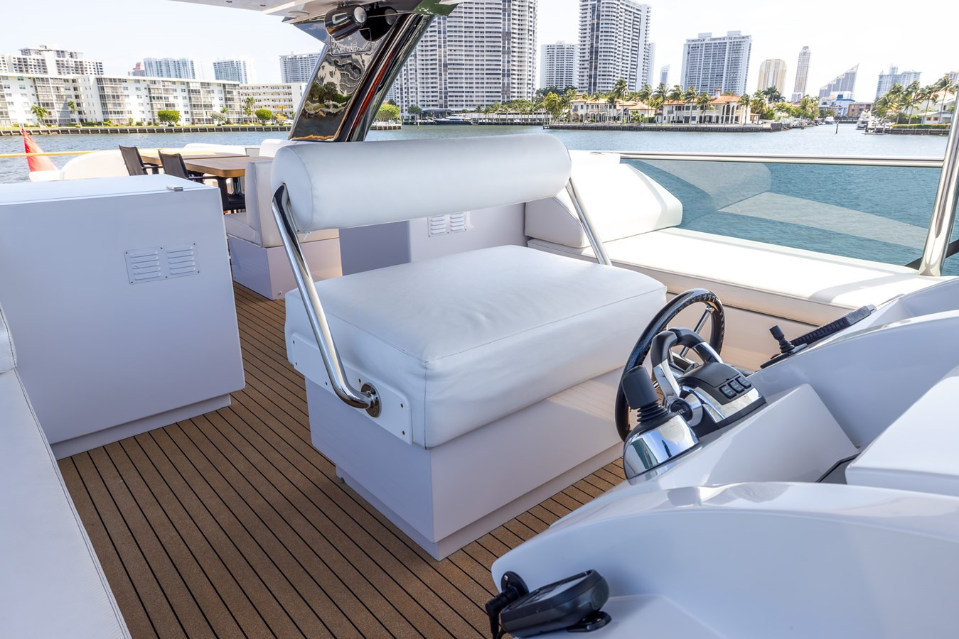 https://arconyachts.ams3.digitaloceanspaces.com/77051/conversions/large_4630734-optimize.jpg