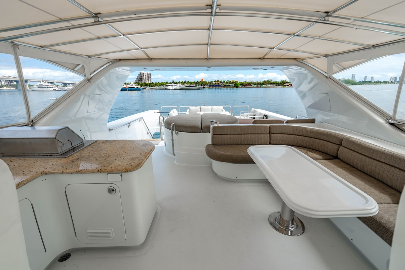 https://arconyachts.ams3.digitaloceanspaces.com/77061/conversions/large_4845440-optimize.jpg