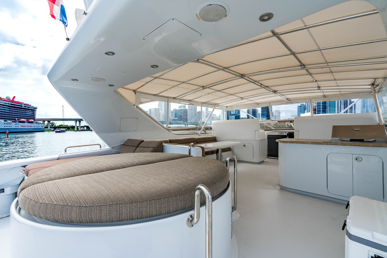 https://arconyachts.ams3.digitaloceanspaces.com/77067/conversions/large_4845439-optimize.jpg