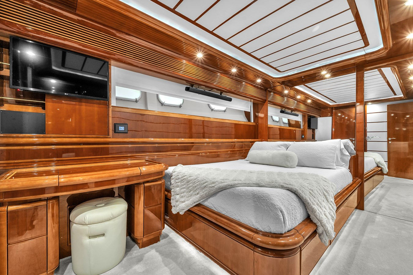 https://arconyachts.ams3.digitaloceanspaces.com/77120/conversions/large_4745489-optimize.jpg
