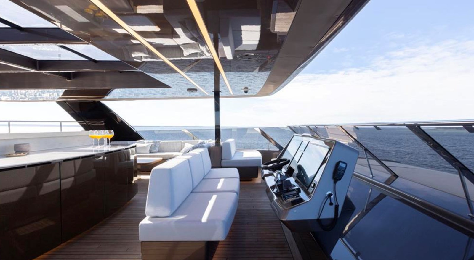 https://arconyachts.ams3.digitaloceanspaces.com/77165/conversions/large_4765624-optimize.jpg