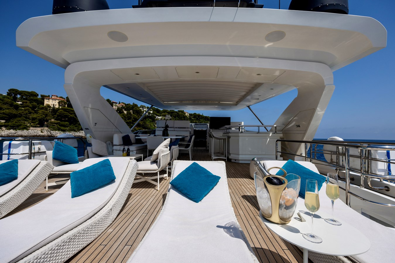 https://arconyachts.ams3.digitaloceanspaces.com/77169/conversions/large_4821418-optimize.jpg