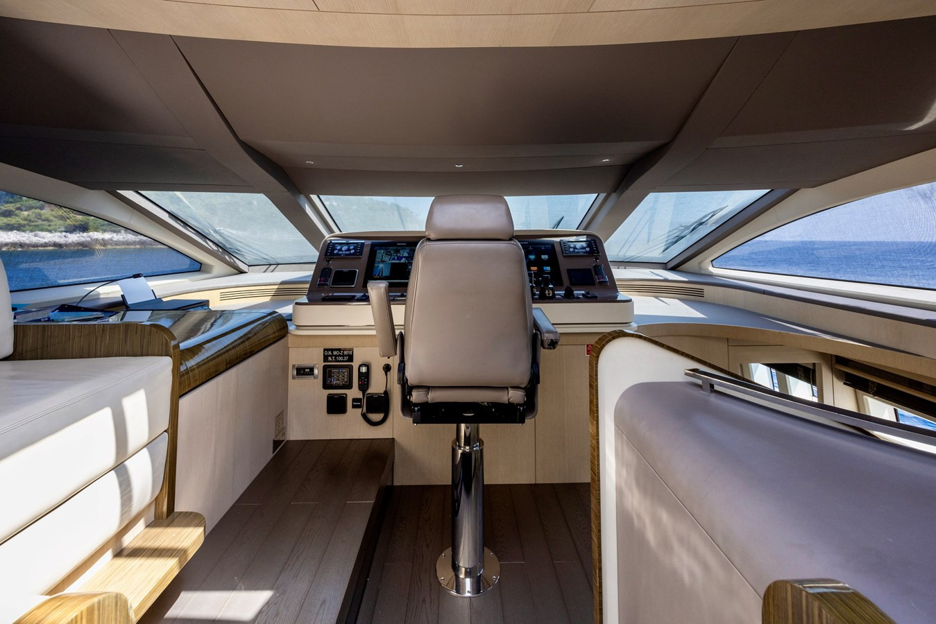 https://arconyachts.ams3.digitaloceanspaces.com/77215/conversions/large_4821434-optimize.jpg