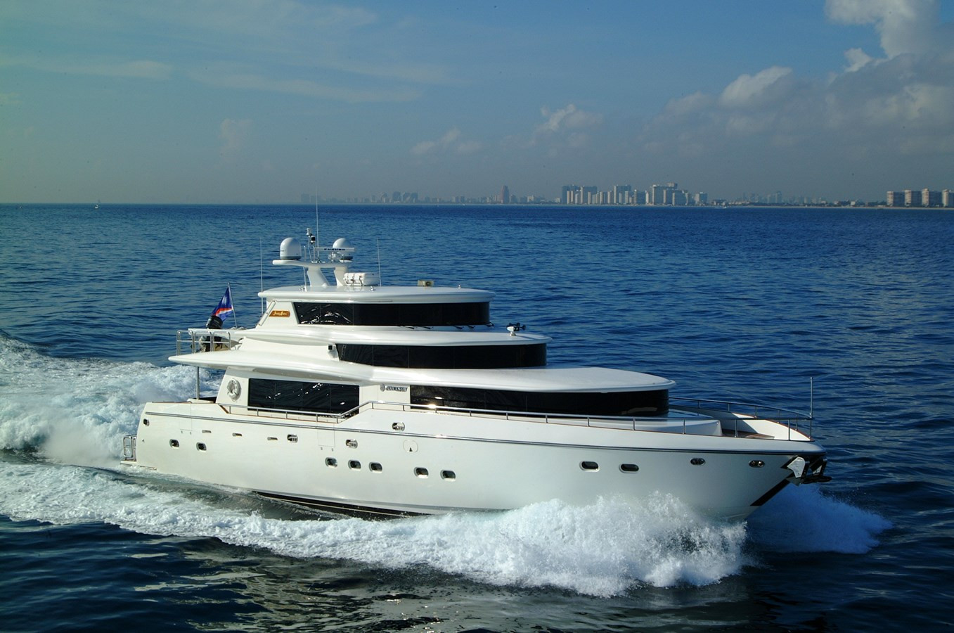 https://arconyachts.ams3.digitaloceanspaces.com/77432/conversions/large_4559157-optimize.jpg