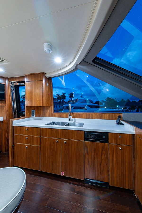 https://arconyachts.ams3.digitaloceanspaces.com/77437/conversions/large_4283826-optimize.jpg