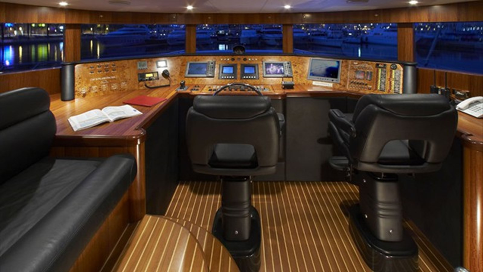 https://arconyachts.ams3.digitaloceanspaces.com/77450/conversions/large_4559163-optimize.jpg