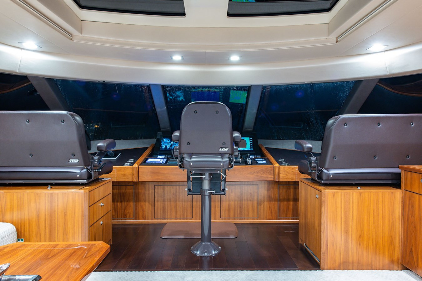 https://arconyachts.ams3.digitaloceanspaces.com/77534/conversions/large_4283862-optimize.jpg