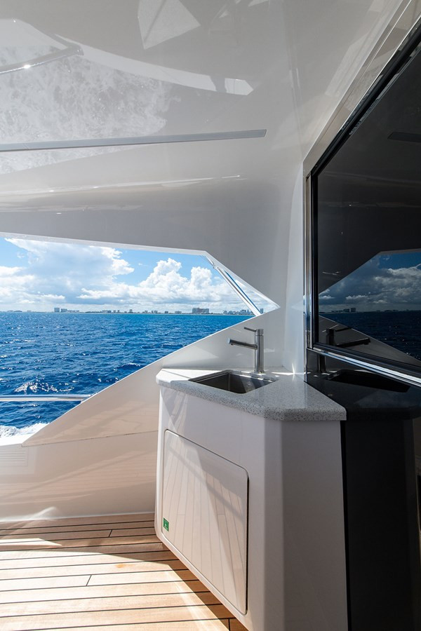 https://arconyachts.ams3.digitaloceanspaces.com/77551/conversions/large_4283868-optimize.jpg