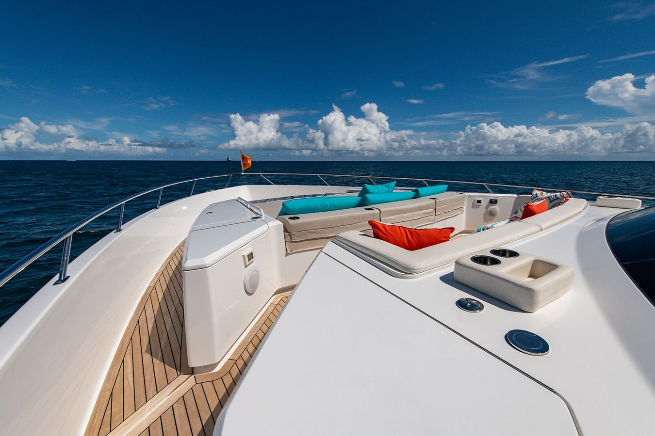 https://arconyachts.ams3.digitaloceanspaces.com/77553/conversions/large_4283869-optimize.jpg